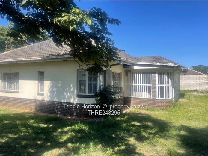 Sunny 5-Bed Pomona Bungalow on 2,100m² with Borehole
