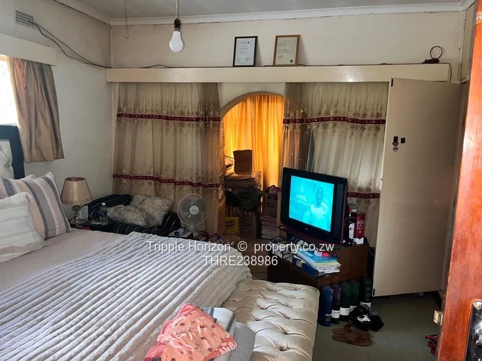 Spacious 4-Bed Home on 2200m² with Borehole – Mandara