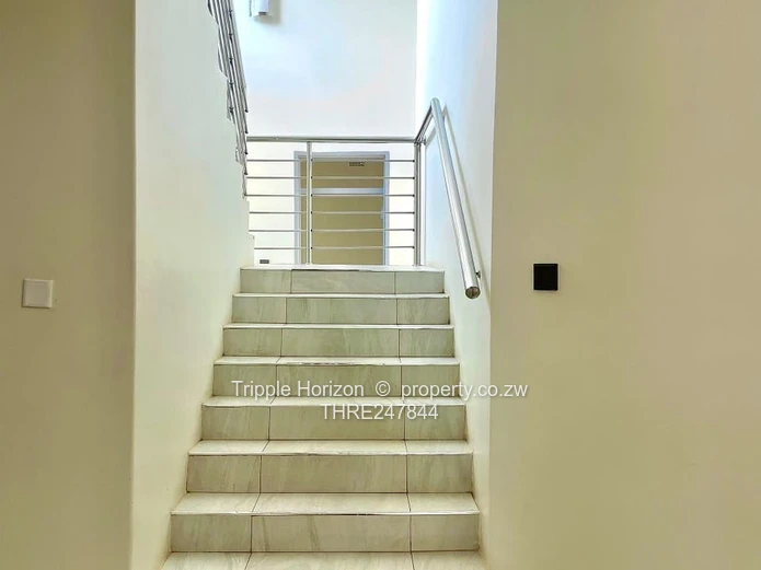 Gletwin Park: 6-Bed Luxury Home with Modern Kitchen & Pool
