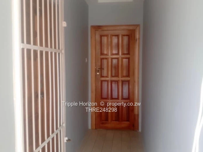 Pomona: Single-storey 5-Bed Home on 2000m² Garden