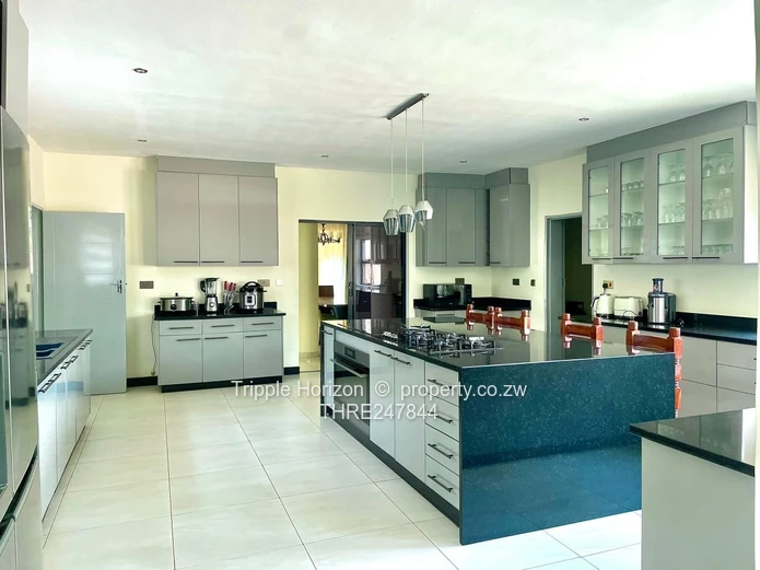Gletwin Park: 6-Bed Luxury Home with Modern Kitchen & Pool