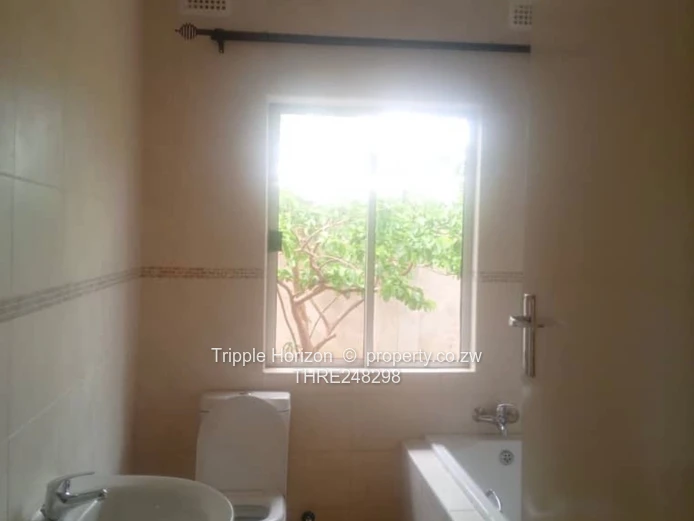 Pomona: Single-storey 5-Bed Home on 2000m² Garden