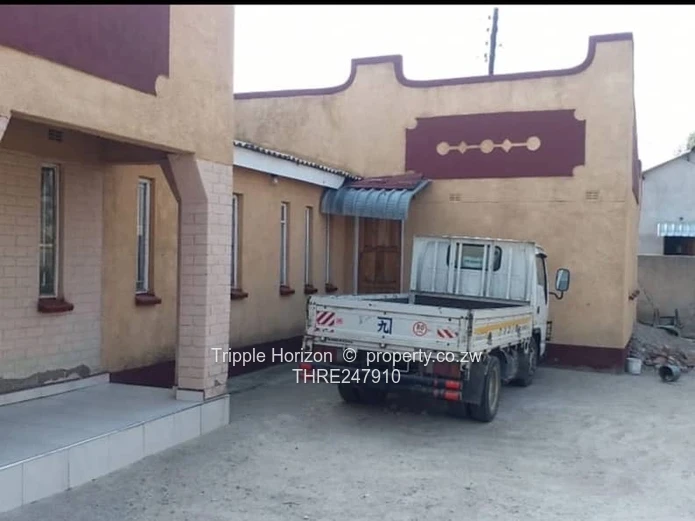 4-Bed Family Home with Veranda & Water Tank - Chitungwiza