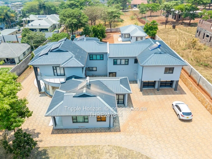 Gletwin Park: 6-Bed Luxury Home with Modern Kitchen & Pool