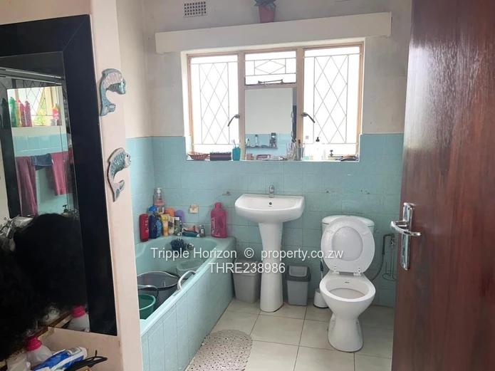 Spacious 4-Bed Home on 2200m² with Borehole – Mandara