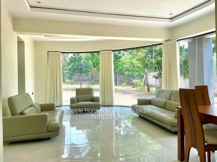 Gletwin Park: 6-Bed Luxury Home with Modern Kitchen & Pool