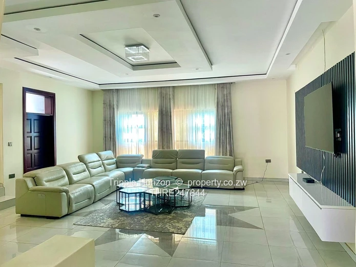 Gletwin Park: 6-Bed Luxury Home with Modern Kitchen & Pool