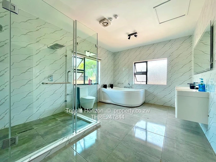 Gletwin Park: 6-Bed Luxury Home with Modern Kitchen & Pool