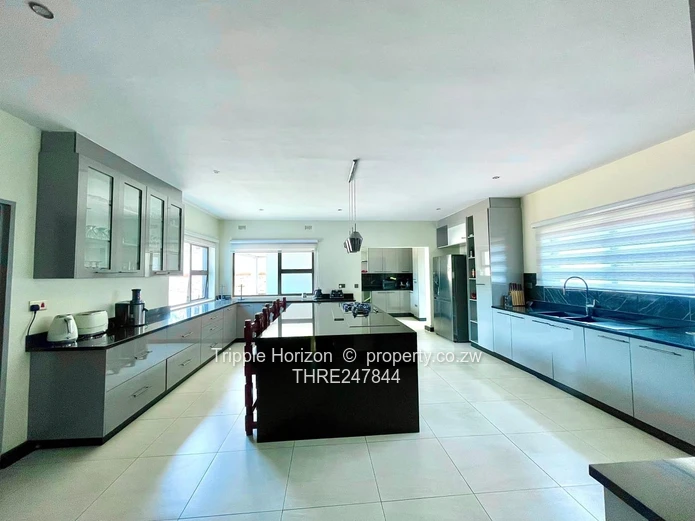 Gletwin Park: 6-Bed Luxury Home with Modern Kitchen & Pool