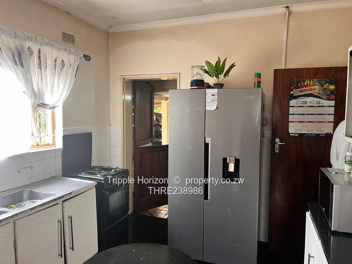 Spacious 4-Bed Home on 2200m² with Borehole – Mandara