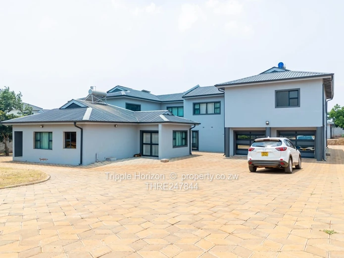 Gletwin Park: 6-Bed Luxury Home with Modern Kitchen & Pool